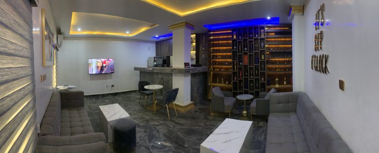 Bar & Lounge